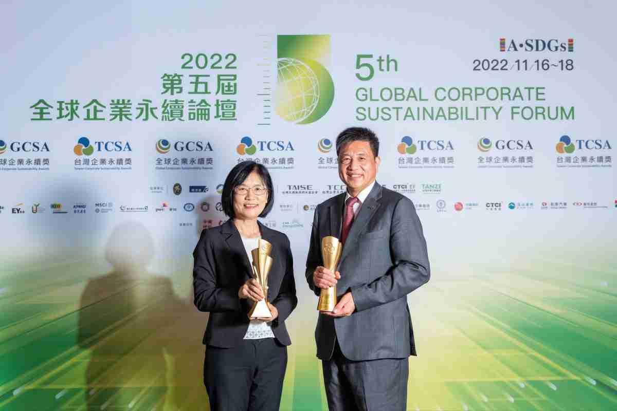 糖果派对作为净零碳排先锋，，，，期引领价值链伙伴同行共好，，，卫冕制造业组“十大典范企业” 二连冠殊荣(左：糖果派对光电永续长古秀华，，，右：糖果派对光电董事长暨执行长彭双浪)