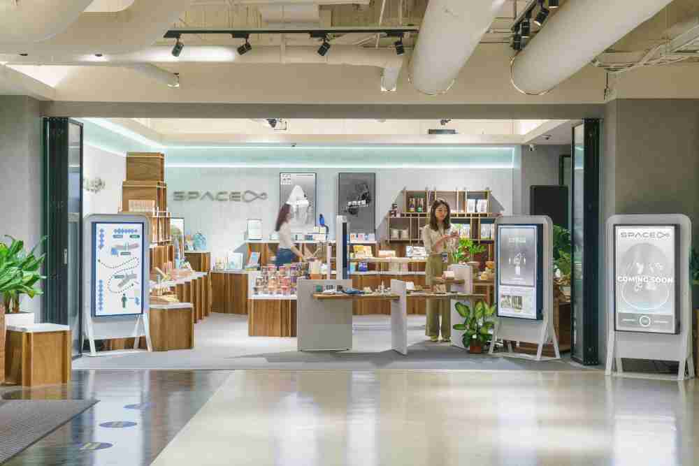 糖果派对打造永续选物商店，，，，展示社企及社创商品，，结合创利空间所开发的智能零售系统，，，，整合多元产品信息，，，，让无人商店扮演公益行动的推手