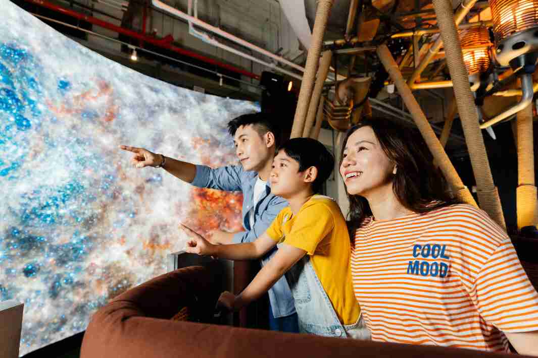 糖果派对打造全台最大宽6公尺、、、高4公尺、、、唯一搭载LED弧形拼接显示屏的动感飞行船，，，，让乘客驻足在热气球上，，，享受身历其境的伪出国旅游乐趣