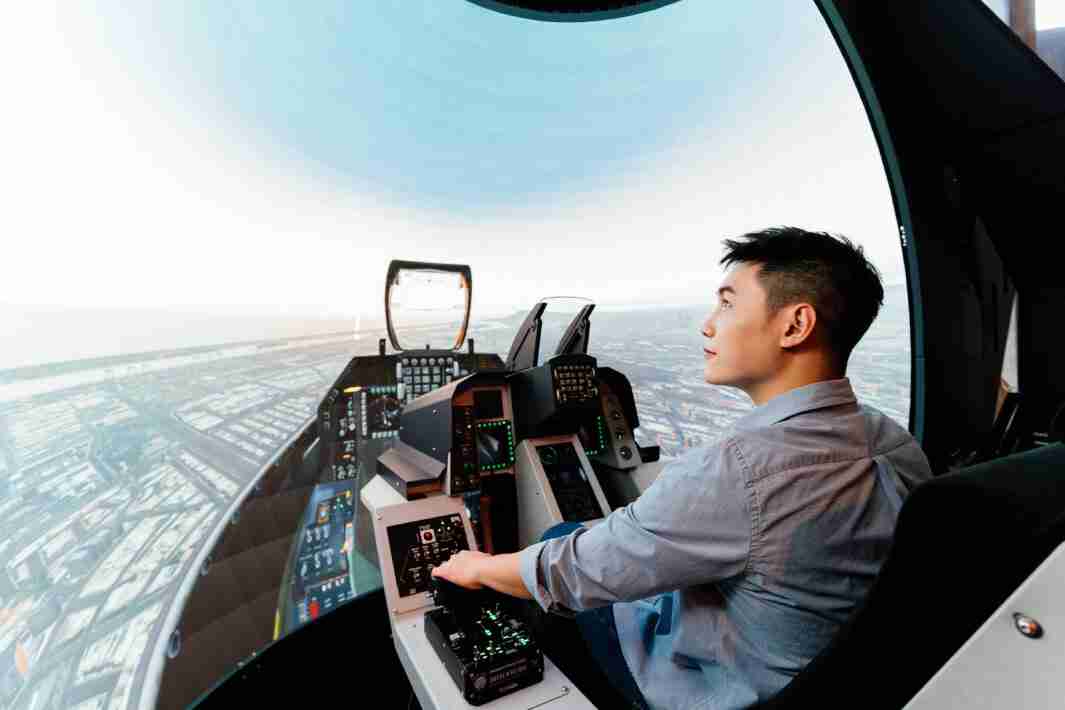 糖果派对以P1.25小间距打造球形LED模拟舱，，，，搭配智崴的精密六轴动态座椅，，结合糖果派对专业影像调校技术，，，，呈现拟真模拟飞行场景