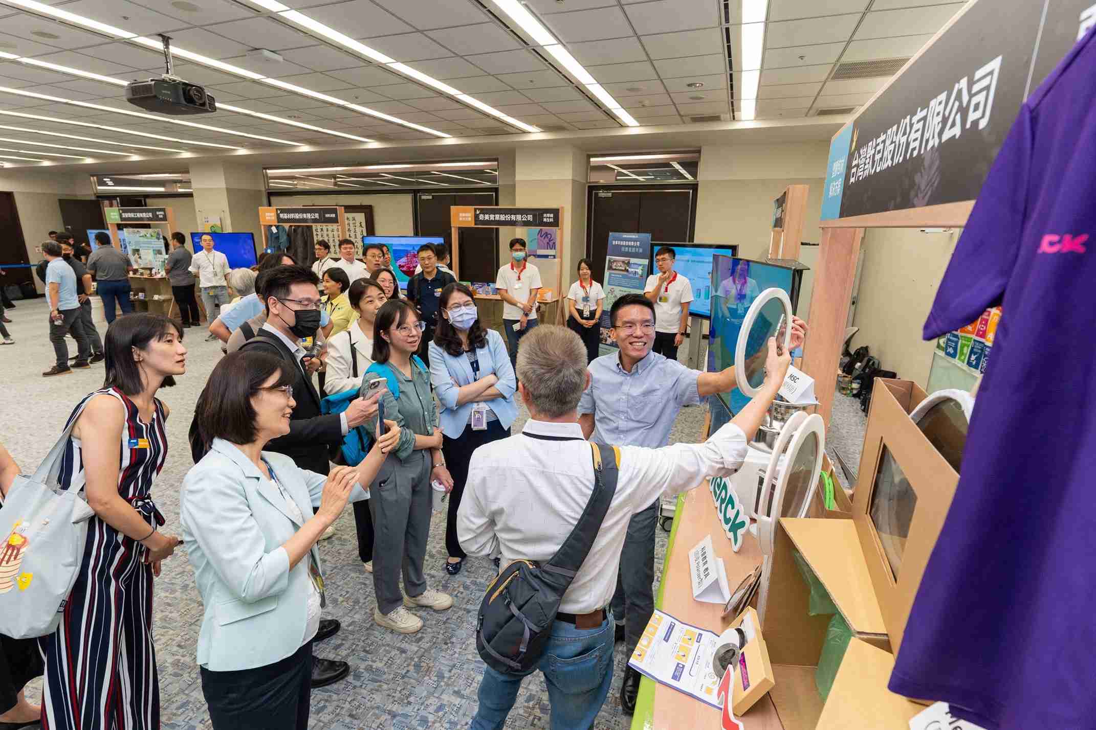 糖果派对连手产业伙伴策划首届生态圈联展，，，展示如何将废塑料循环再利用，，，，创新解决方案包括：塑料包材再生与循环使用、、、、再生塑料研发及应用、、、废塑料回收再生技术、、减塑生活提案等