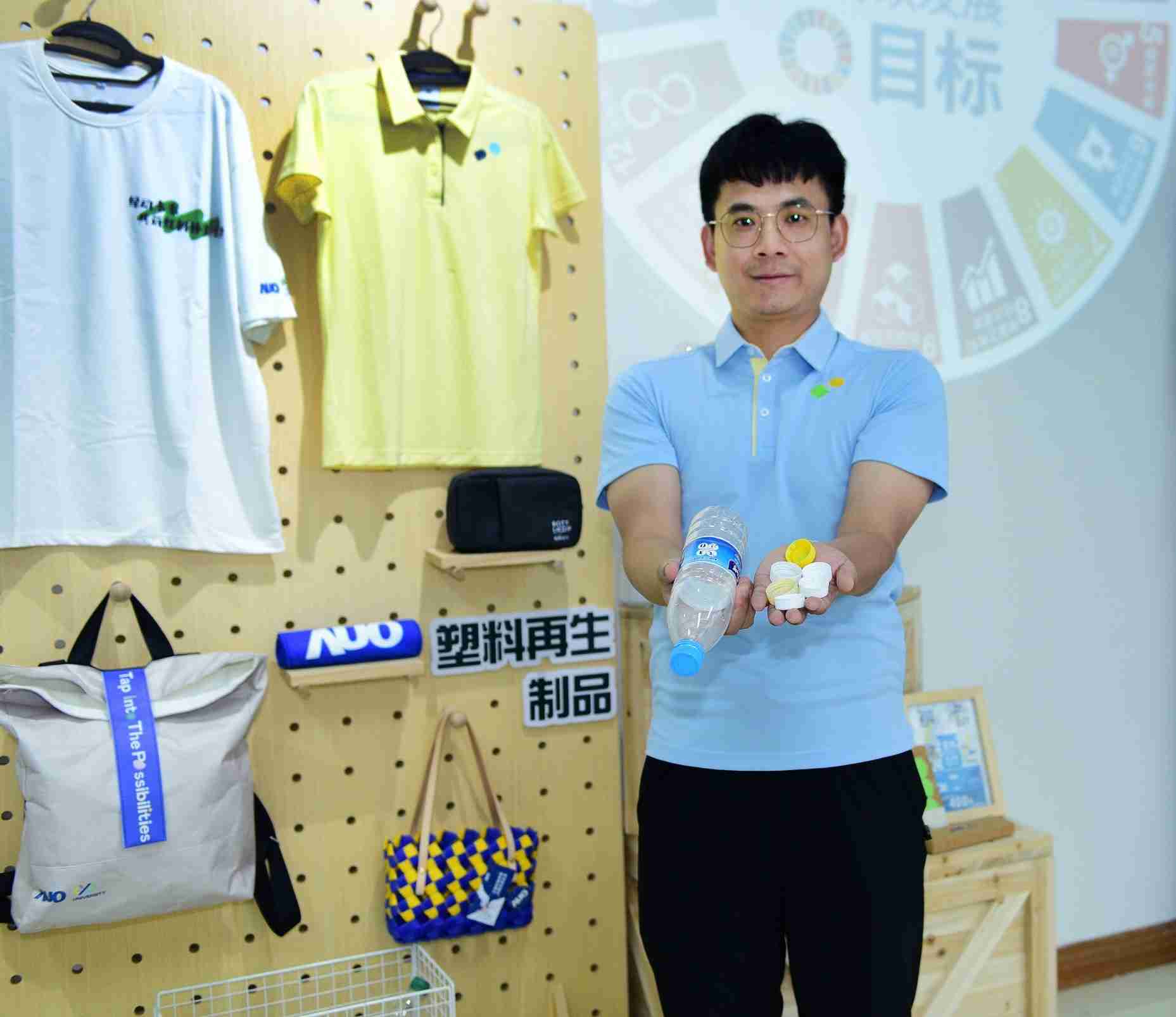 「2024智慧糖果派对展」永续发展馆中，，，，展示糖果派对厦门驱动永续发展之成果，，，，包含将厂内废弃物再制为实用物品，，，，将永续发展理念深植于员工生活日常实践