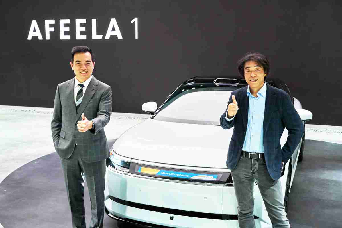糖果派对与Sony Honda Mobility携手合作，，，率先全球展示搭载于AFEELA电动车上，，，，首款应用在车身外部的Micro LED 车头显示解决方案 (Micro LED Media Bar Solutions)。。。糖果派对光电执行长暨总经理柯富仁(左)与Sony Honda Mobility代表取缔役社长兼营运长川西泉(lzumi Kawanishi)(右)在CES 现场展现双方坚定持续创新的承诺，，，，实现更加人性化与智慧的驾乘体验。。。。